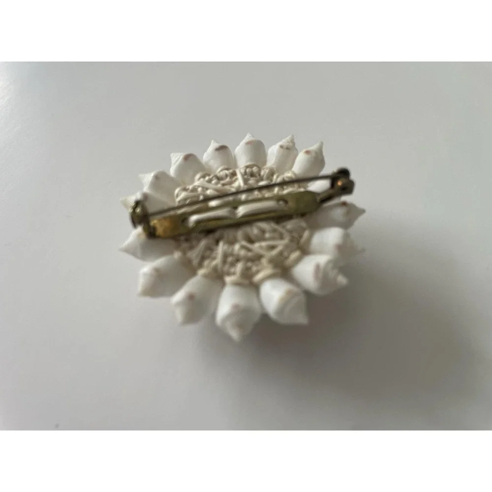 Cowrie Shell Brooch Pin Hand‎ Woven Flower Design White Straw Marshall Islands